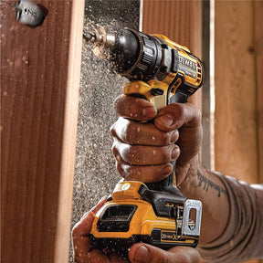 KIT DEWALT: TALADRO DE ALTO IMPACTO + 26 ACCESORIOS + 2 BATERIAS - CIERRE DE LA TIENDA